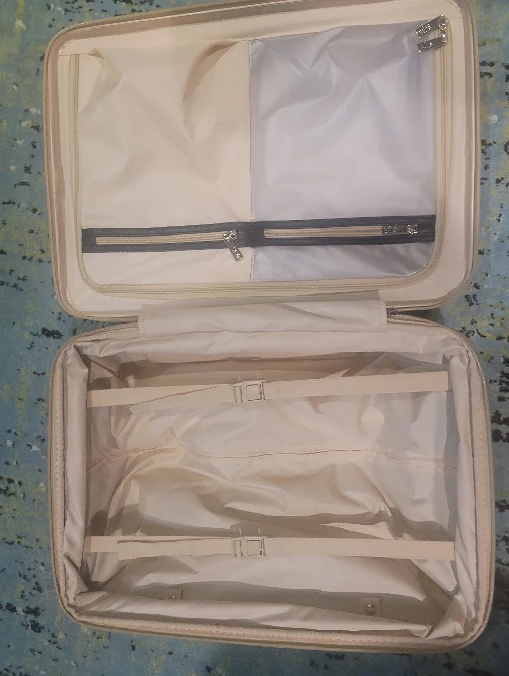 DEFECTS (ONE ZIPPER MISSING ) BEIS BEIGE CARRY-ON 22